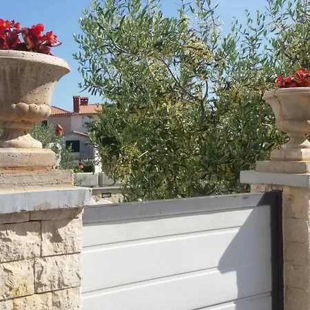 Direkt Am Liegendes Mit Garten By Interhome Medulin